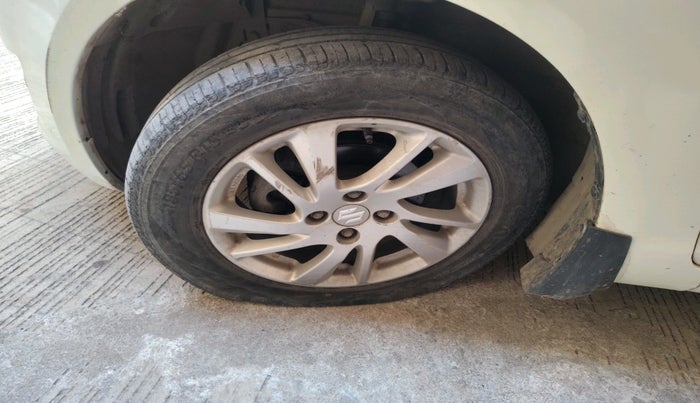 2012 Maruti Swift ZXI, Petrol, Manual, 1,56,400 km, tyre
