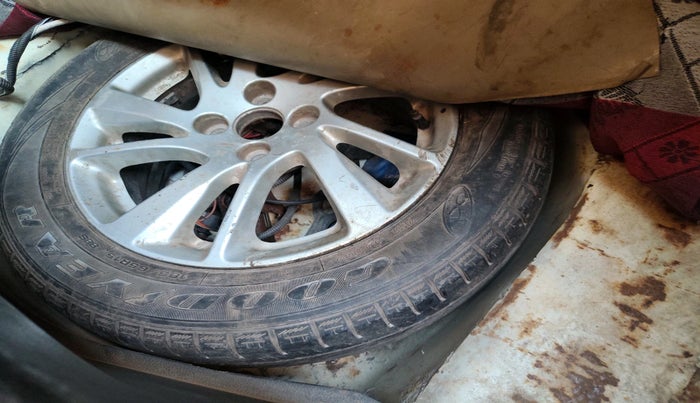 2012 Maruti Swift ZXI, Petrol, Manual, 1,56,400 km, tyre