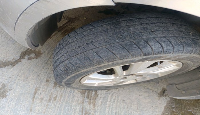 2011 Maruti Swift ZXI, Petrol, Manual, 67,810 km, tyre