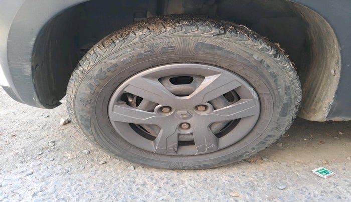 2017 Renault Kwid RXT 1.0 AMT (O), Petrol, Automatic, 1,00,880 km, tyre