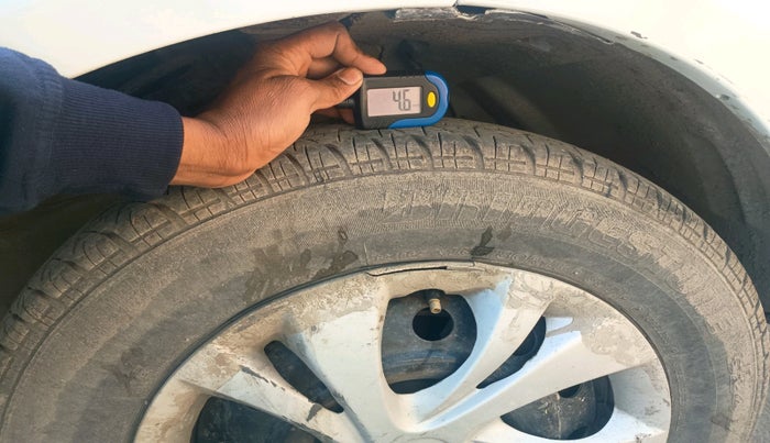 2017 Maruti Swift LXI (O), CNG, Manual, 77,287 km, tyre