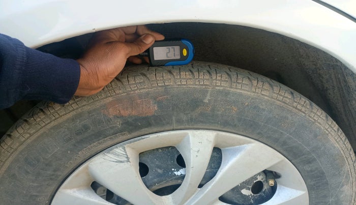 2017 Maruti Swift LXI (O), CNG, Manual, 77,287 km, tyre