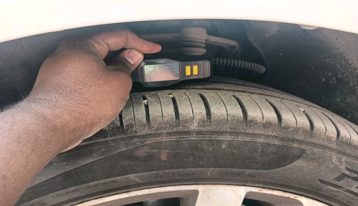 2010 Audi Q7 3.0 TDI QUATTRO, Diesel, Automatic, 1,00,843 km, tyre