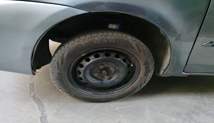 2015 Toyota Etios Liva V, Petrol, Manual, 1,36,941 km, tyre