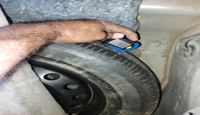 2015 Toyota Etios Liva V, Petrol, Manual, 1,36,941 km, tyre