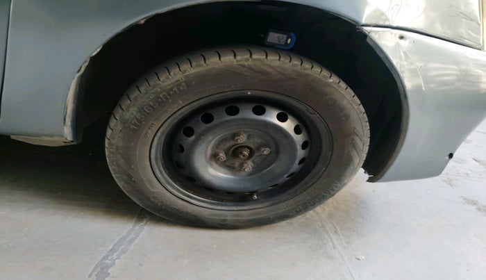 2015 Toyota Etios Liva V, Petrol, Manual, 1,36,941 km, tyre