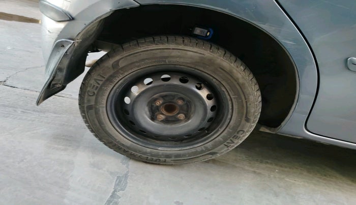 2015 Toyota Etios Liva V, Petrol, Manual, 1,36,941 km, tyre