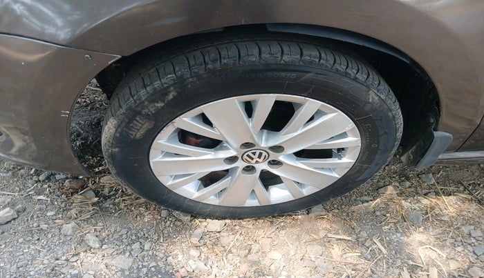 2014 Volkswagen Vento HIGHLINE 1.5 AT, Diesel, Automatic, 1,72,135 km, tyre