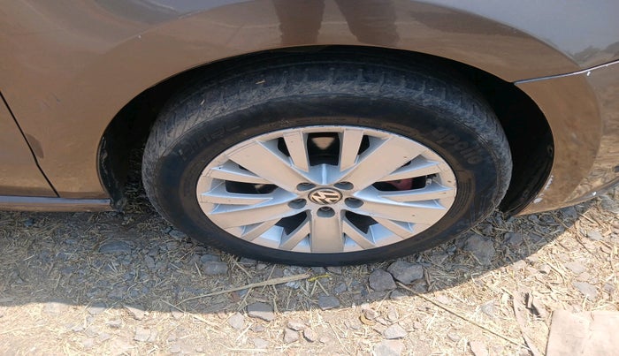 2014 Volkswagen Vento HIGHLINE 1.5 AT, Diesel, Automatic, 1,72,135 km, tyre