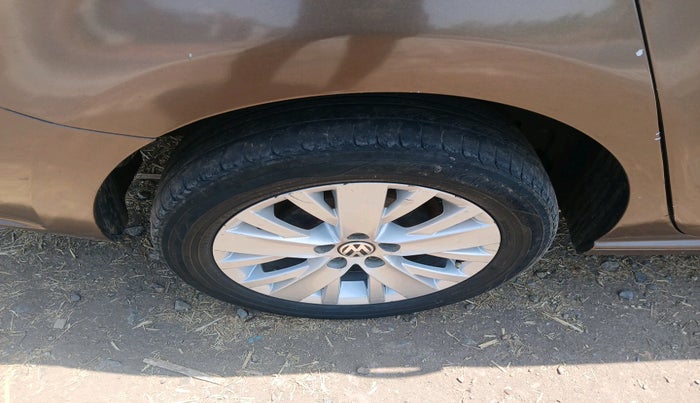 2014 Volkswagen Vento HIGHLINE 1.5 AT, Diesel, Automatic, 1,72,135 km, tyre