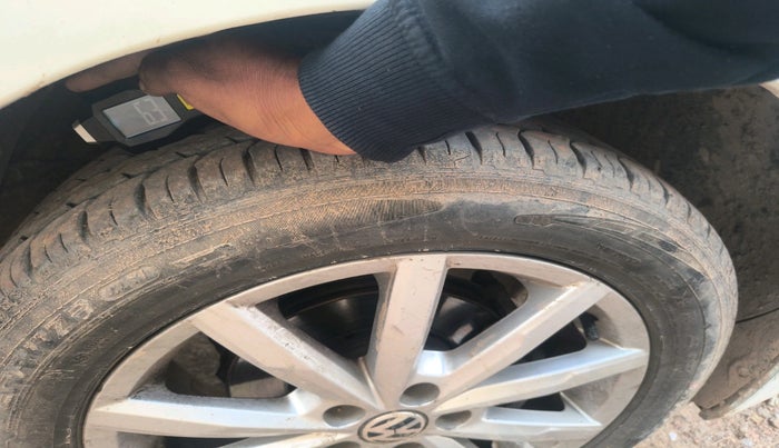 2017 Volkswagen Polo HIGHLINE1.2L, Petrol, Manual, 1,00,848 km, tyre