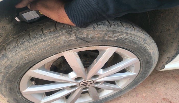 2017 Volkswagen Polo HIGHLINE1.2L, Petrol, Manual, 1,00,848 km, tyre