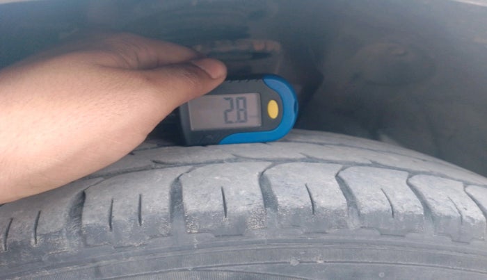 2015 Volkswagen Polo HIGHLINE1.2L, Petrol, Manual, 1,11,453 km, tyre