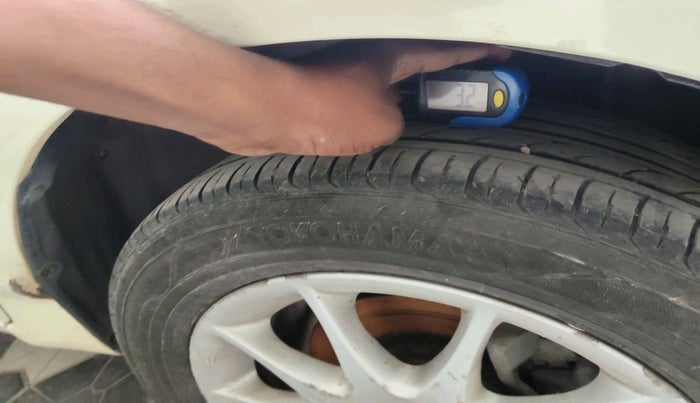 2006 Toyota Corolla H2 E 1.8, Petrol, Manual, 1,28,520 km, tyre