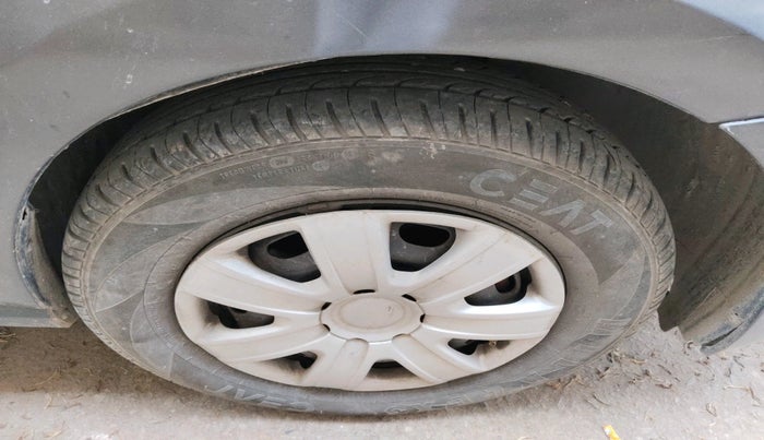 2014 Volkswagen Polo COMFORTLINE 1.2L PETROL, Petrol, Manual, 1,07,953 km, tyre