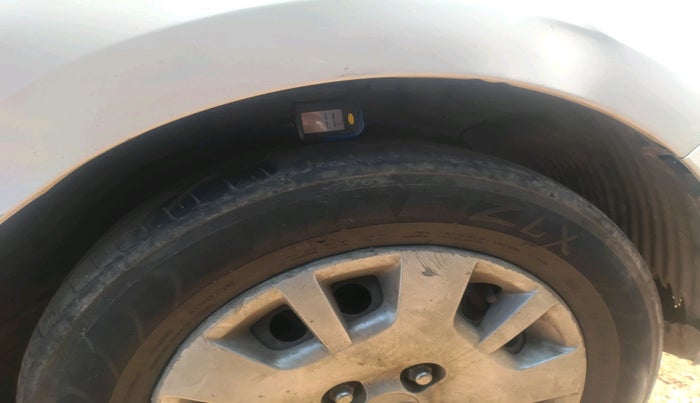 2013 Hyundai i20 ERA 1.2, Petrol, Manual, 1,72,699 km, tyre