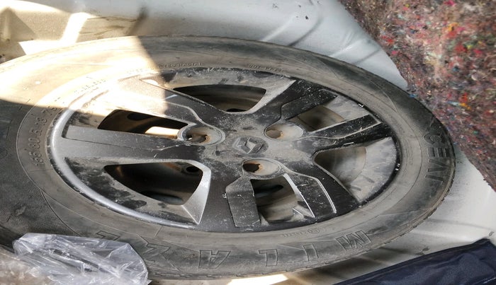 2017 Renault Kwid RXT 1.0, Petrol, Manual, 85,485 km, tyre