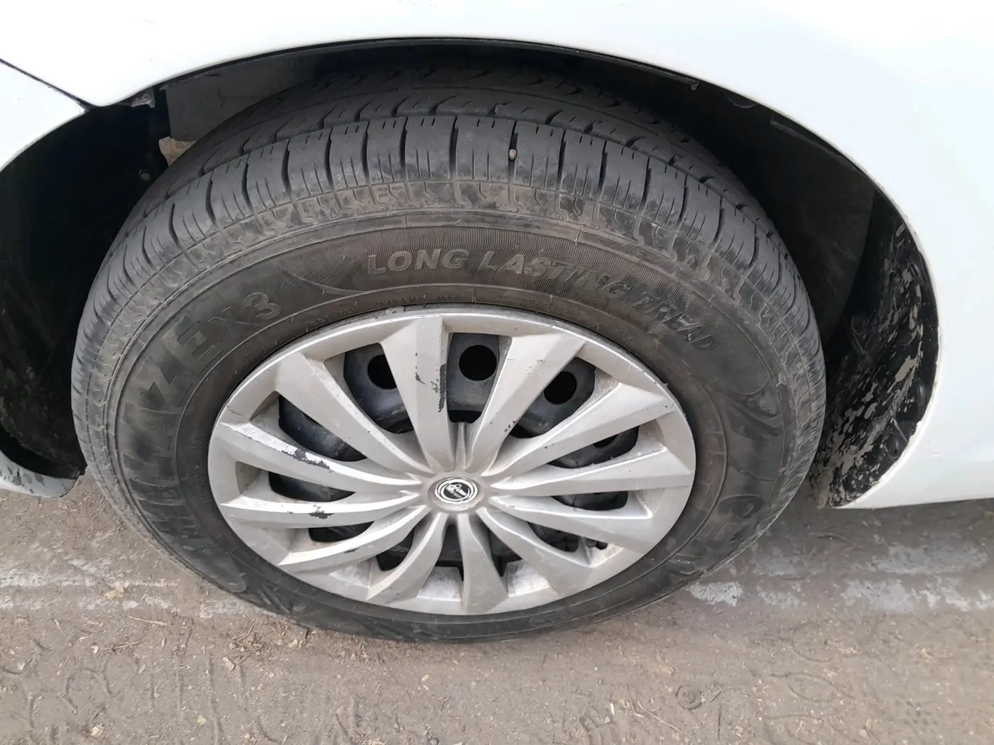 2012 Maruti Swift VXI, CNG, Manual, 61,396 km, tyre