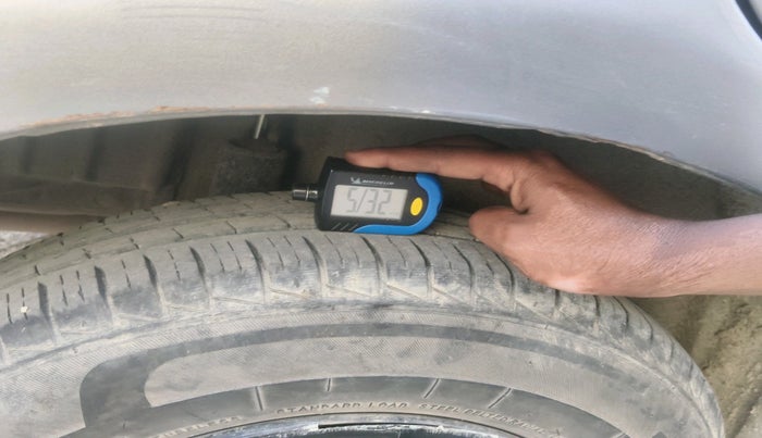 2015 Maruti Swift Dzire LXI, CNG, Manual, 93,045 km, tyre