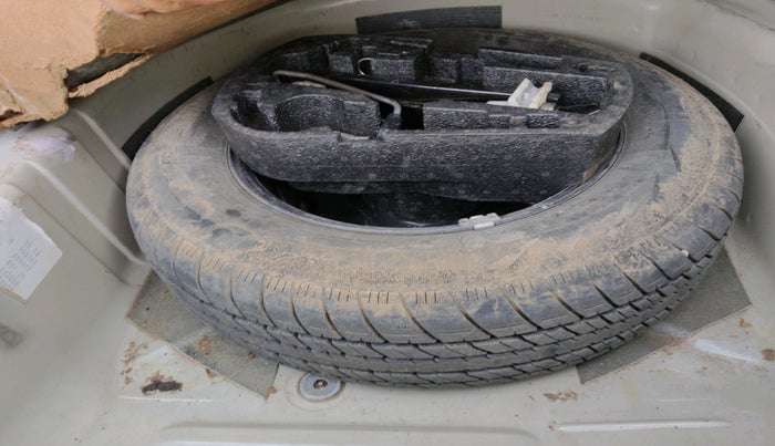 2011 Volkswagen Vento HIGHLINE 1.6 MPI, Petrol, Manual, 78,962 km, tyre