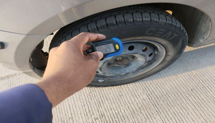 2017 Maruti Swift VXI, Petrol, Manual, 34,136 km, tyre