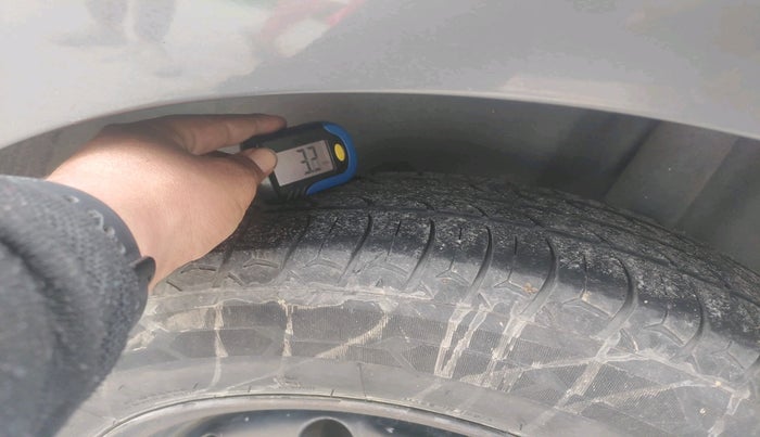 2013 Volkswagen Polo COMFORTLINE 1.2L PETROL, Petrol, Manual, 1,18,258 km, tyre