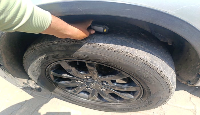 2016 Mahindra XUV500 W10, Diesel, Manual, 1,41,137 km, tyre