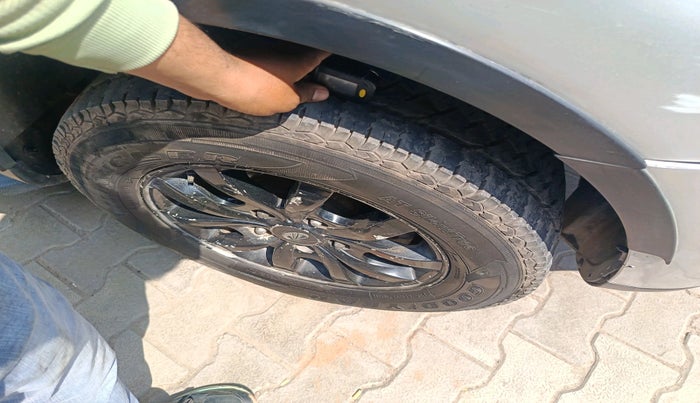 2016 Mahindra XUV500 W10, Diesel, Manual, 1,41,137 km, tyre