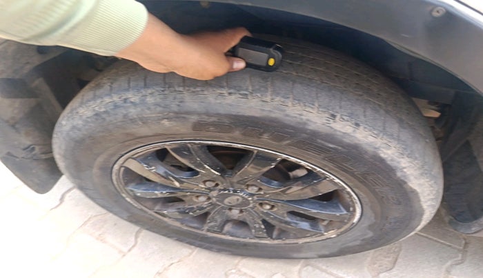 2016 Mahindra XUV500 W10, Diesel, Manual, 1,41,137 km, tyre