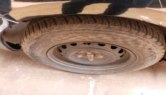 2014 Renault Scala RXE PETROL, Petrol, Manual, 90,142 km, tyre