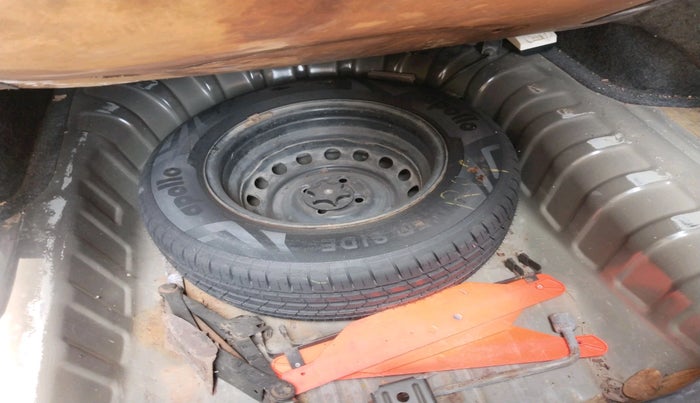 2014 Renault Scala RXE PETROL, Petrol, Manual, 90,142 km, tyre