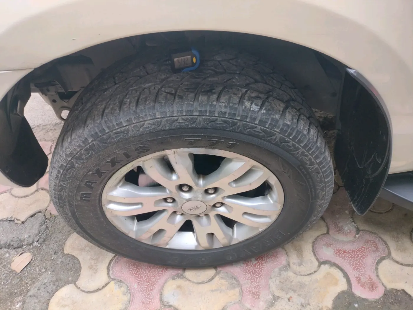 2016 Ford Endeavour TREND 2.2 4X2 AT, Diesel, Automatic, 1,61,930 km, tyre