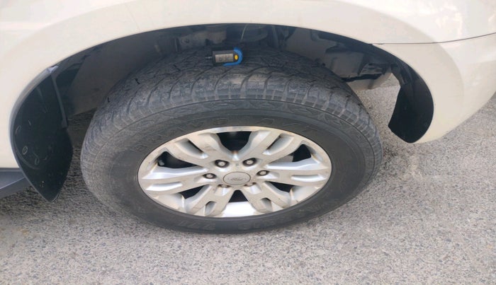 2016 Ford Endeavour TREND 2.2 4X2 AT, Diesel, Automatic, 1,61,930 km, tyre