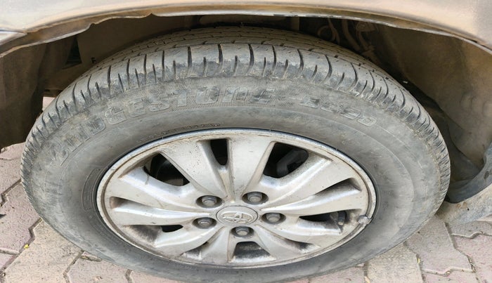 2011 Toyota Innova V 2.5 8 STR, Diesel, Manual, 83,669 km, tyre