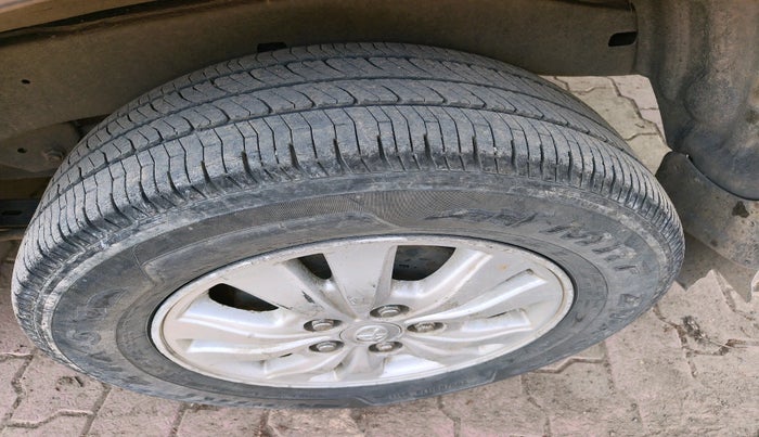 2011 Toyota Innova V 2.5 8 STR, Diesel, Manual, 83,669 km, tyre