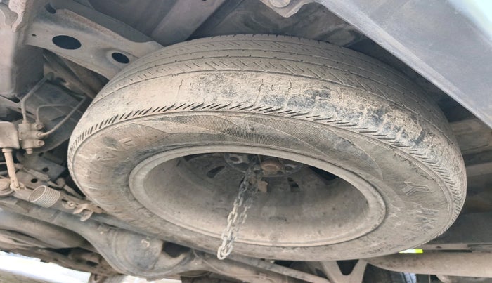 2011 Toyota Innova V 2.5 8 STR, Diesel, Manual, 83,669 km, tyre