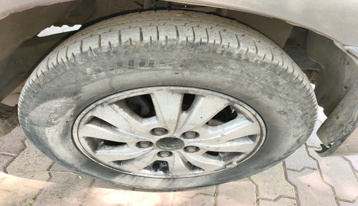 2011 Toyota Innova V 2.5 8 STR, Diesel, Manual, 83,669 km, tyre