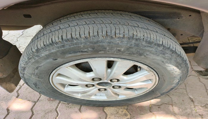 2011 Toyota Innova V 2.5 8 STR, Diesel, Manual, 83,669 km, tyre