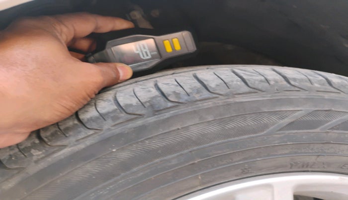 2012 Volkswagen Polo HIGHLINE DIESEL, Diesel, Manual, 2,16,455 km, tyre