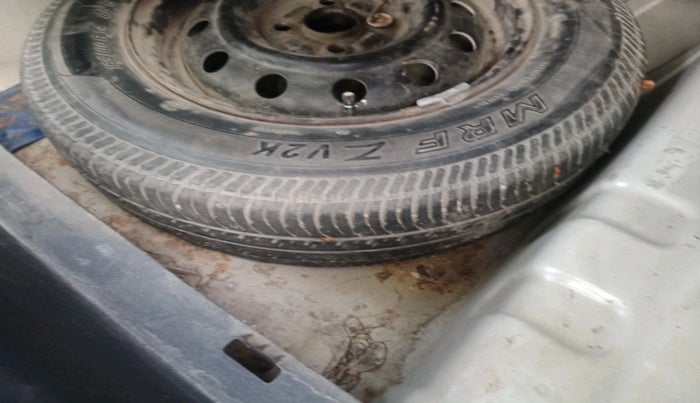 2011 Maruti Swift Dzire LXI, Petrol, Manual, 1,04,816 km, tyre