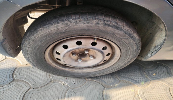 2014 Maruti Swift Dzire LXI, Petrol, Manual, 1,13,157 km, tyre