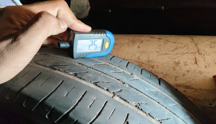 2015 Hyundai Grand i10 MAGNA 1.2 KAPPA VTVT, CNG, Manual, 1,17,132 km, tyre