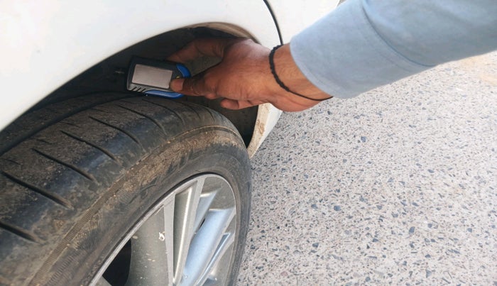 2014 Toyota Corolla Altis VL CVT PETROL, Petrol, Automatic, 1,08,666 km, tyre