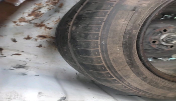 2011 Honda Jazz 1.2L I-VTEC BASE, Petrol, Manual, 1,28,060 km, tyre