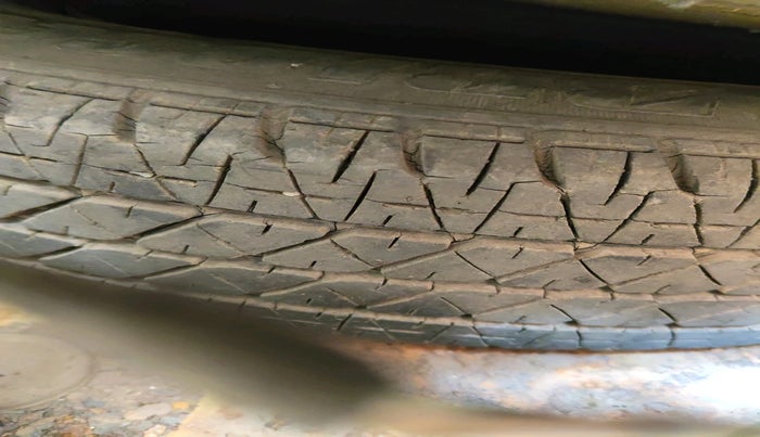 2011 Hyundai Eon ERA, CNG, Manual, 1,84,432 km, tyre