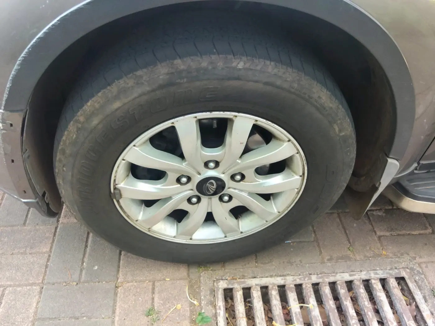 2017 Mahindra XUV500 W10, Diesel, Manual, 1,55,836 km, tyre