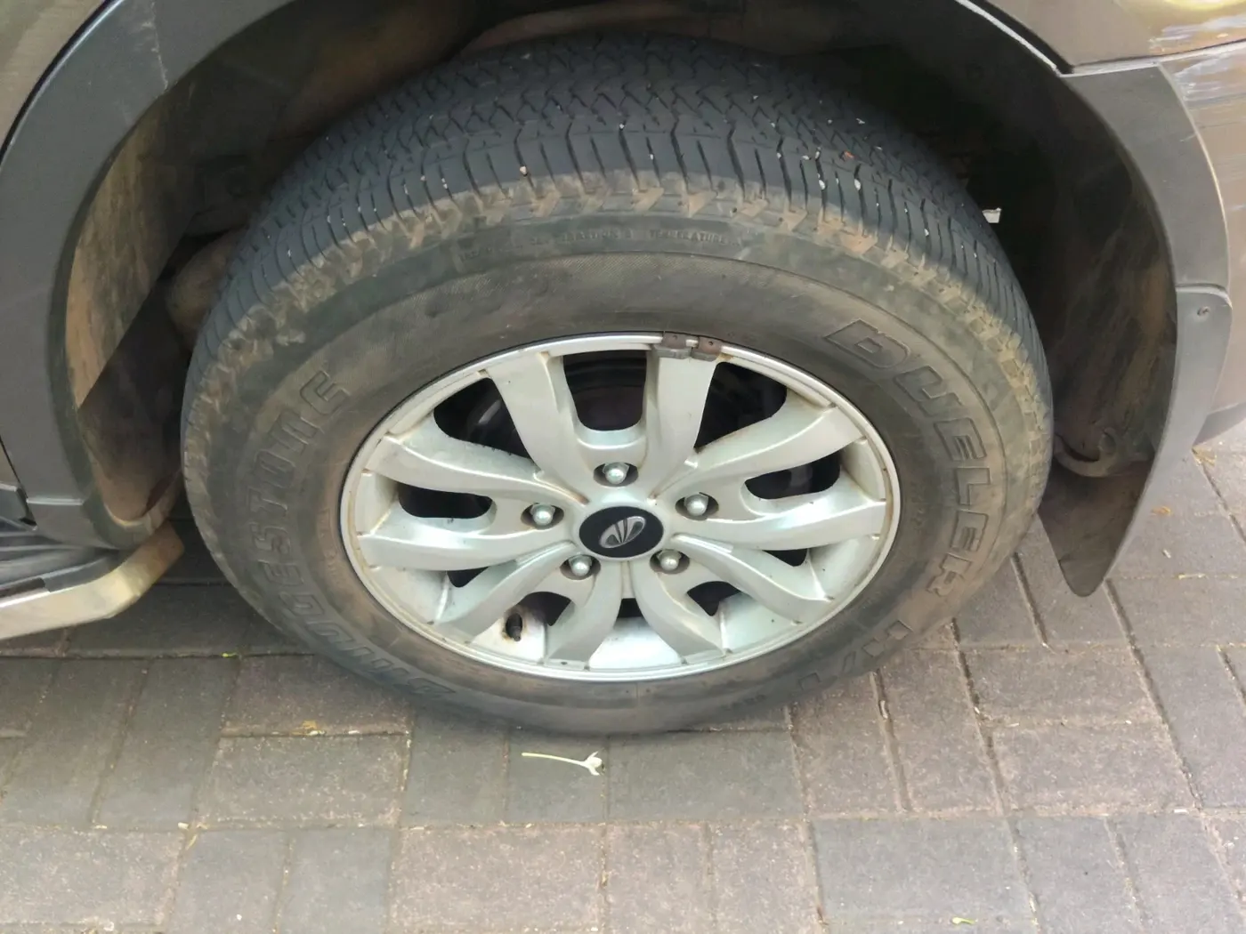 2017 Mahindra XUV500 W10, Diesel, Manual, 1,55,836 km, tyre