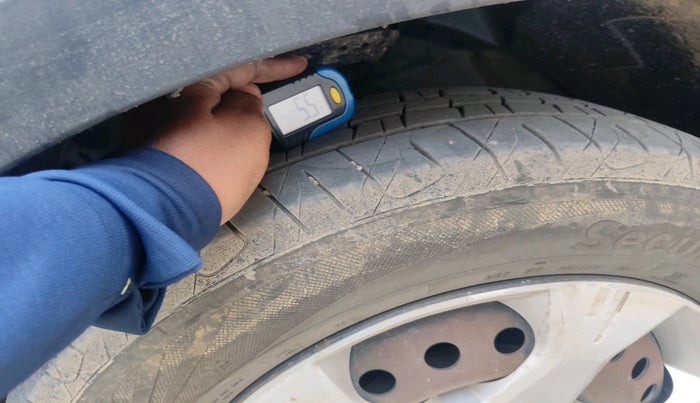 2019 Mahindra XUV300 W6 1.5 DIESEL, Diesel, Manual, 1,30,603 km, tyre