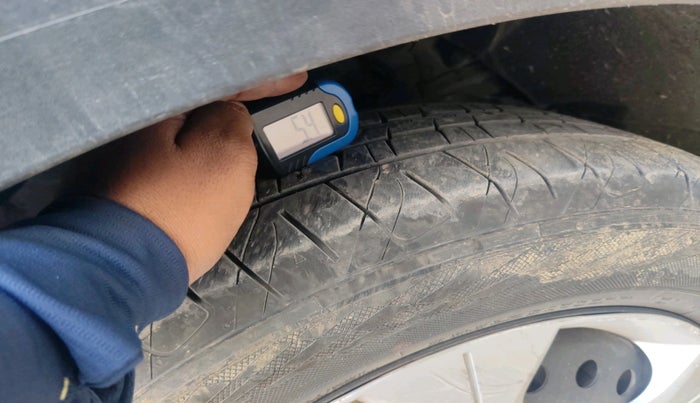 2019 Mahindra XUV300 W6 1.5 DIESEL, Diesel, Manual, 1,30,603 km, tyre