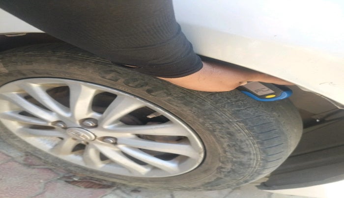 2011 Toyota Etios V, Petrol, Manual, 2,30,061 km, tyre